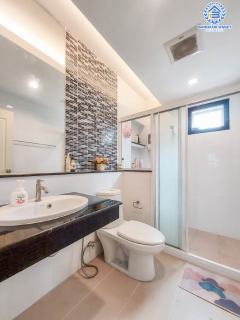 *****บ้านเดี่ยวมือสองย่านนนทบุรี ม.ลัดดาวิลล์4 บ้านกล้วย-ไทรน้อย บ้านสวยหลังใหญ่ เนื้อที่มากสุดถึง 53.4 ตร.ว. ฟังก์ชันครบ 4 ห้องนอน 3 ห้องน้ำ 2 ที่จอดรถ บนทำเลศักยภาพ ใกล้จุดขึ้นทางด่วน "กาญจนาภิเษก" เพียง 15 นาทีก็ถึงรถไฟฟ้าสายสีม่วง "สถานีคลองบางไผ่" ในราคาสุดคุ้ม!